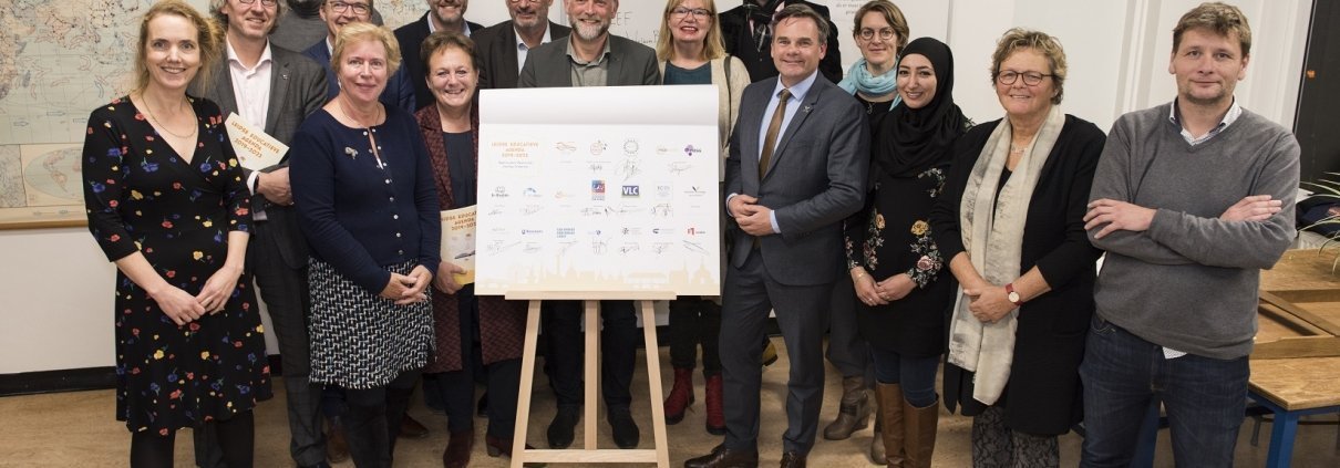 Groepsfoto ondertekening LEA